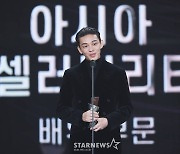 유아인, AAA 올해의 배우상 영화 부문 수상 '2관왕' "'소리도 없이'로 큰 상"[2021 AAA]