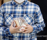 빵,우유 배식 받은 초등학생