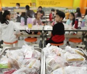 '학교 비정규직 파업' 밥 대신 빵과 우유