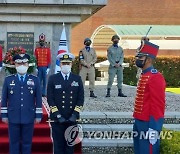 보고타 한국전 참전 기념비서 참배하는 박인호 공군 참모총장