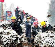 '삼지연시 꾸리기' 공사에 나선 북한 건설자들