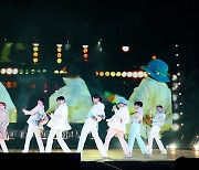 방탄소년단, 2년 만 오프라인 콘서트에 美·英 주요 외신 극찬 "눈부신 퍼포먼스"