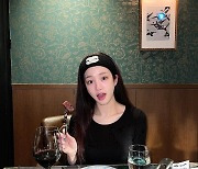 "사랑스러워" 이유비,명품머리띠+올블랙 패션 '스테이크 먹방'[★SNS]