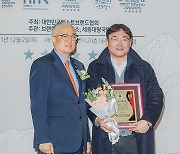 [bnt포토] '베스트브랜드 대상' 수상 후 기념촬영하는 퍼스트코스메틱 황성연 대표