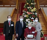 청와대 방문한 92세 김밥집 할머니 "기부하니 즐겁습니다"