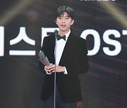 4관왕 임영웅, '오징어 게임' 배우들과 '2021 AAA' 휩쓸었다 [종합]