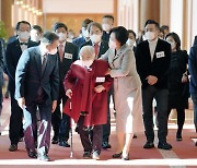 "기부하면 즐겁다" 92세 김밥 할머니 말에 숙연해진 청와대