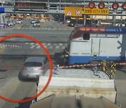 [영상] 신호 무시하고 건널목 내달린 승용차..열차에 '쾅' 충돌