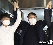 "그렇다면 여기까지"→격한 포옹..윤석열·이준석 숨막혔던 나흘