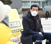 폭행당한 윤화섭 안산시장..'공무원 피해 예방' 목소리