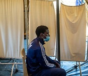 남아공 국립전염병연구소 "오미크론, 재감염 위험 3배 높여"