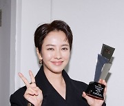 송지효, 숏컷 논란 후 첫 공식석상..이특 "머리 잘 어울리신다"
