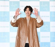 인피니트 성열,'기분 좋은 양손 인사' [사진]