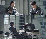 '어느날' 김수현X차승원, 교도소 첫 접견 현장..상반된 온도 차