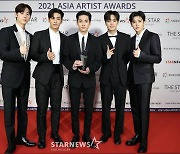 '2021 AAA' 뉴이스트, 단체→개인 수상까지 "러브 덕에 가능"