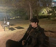 김수현, 어둠 속 돋보이는 비주얼..가로등보다 빛나네[스타IN★]
