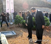 3·11만세운동기념비에 묵념하는 황기철 보훈처장