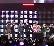 방탄소년단, LA 콘서트 이어 美 '징글볼 투어' 참여..오프닝 장식 