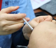 "백신 맞기 싫어" 인공 피부로 허위 접종 시도한 이탈리아 50대 적발