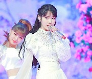 [포토]아이유, '라일락 꽃밭에서'