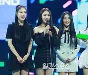 [포토]브레이브걸스, '트로피 들어올린 역주행'