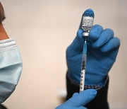 백신 접종 피하려 '실리콘 팔' 내민 이탈리아 의사, 검찰 고발