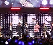 방탄소년단, LA 콘서트 이어 美 '징글볼 투어' 참여..오프닝 장식