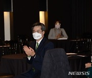 박수치는 김동연 새로운물결 중앙당 창당준비위원장