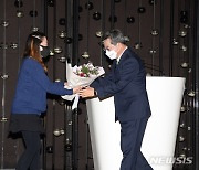 꽃다발 받는 김동연 새로운물결 중앙당 창당준비위원장