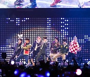BTS, 美 아이하트라디오 '2021 징글볼 투어' 오프닝 장식
