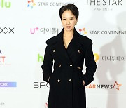 송지효, 스타일링 논란 재점화..시상식 의상이 밑단 뜯어진 코트