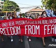 로이터 "미얀마 보안군, 양곤 시위대 향해 차량 돌진"