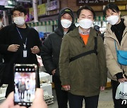 시민들과 사진 찍는 안철수