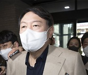 尹 측, '독재 찬양, 여성 폄하' 논란에 함익병 공동선대위원장 내정 보류