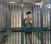 김수현, 유치장에 갇혀도 훈남 비주얼 숨길 수 없네 '이 미모 유죄'