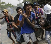 미얀마 軍, 시위 해산하려 '차량 돌진'.. 5명 사망