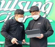 롯데칠성 직원 3000명, 폐페트로 만든 친환경 유니폼 입고 일한다
