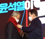 김종인 총괄선대위원장 목도리 둘러주는 윤석열