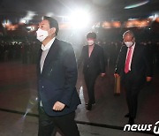 함께 단상 오르는 윤석열·김종인·이준석