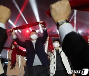 [뉴스1 PICK]윤석열, 청년들과 빨간 목도리 흔들며 '대선승리' 기원.."저와 나라 바꾸자"