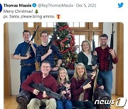 총기난사 며칠 뒤..美의원 가족 소총 들고 "메리 크리스마스" 경악