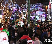 부산 크리스마스트리 축제 점등..내년 1월9일까지