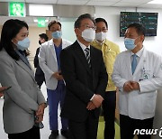 이재명, 인천의료원 음압병동 방문