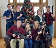 온 가족이 총 들고 "메리 크리스마스!" 美의원 뭇매