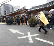 [뉴스룸에서]위드 코로나 2차 시도 위한 숨 고르기