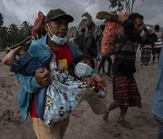 [영상] 아기 껴안고 용암에 파묻힌 엄마.. 인니 화산 사상자 100명 육박