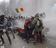 [이 시각] "결코 우릴 이길 수 없어" 유럽인 코로나 규제에 거칠게 저항, 벨기에선 물대포 진압