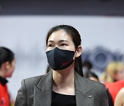 [벤치명암] '석패' BNK 박정은 감독 "아쉽지만 배울 수 있는 경기"