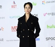 송지효, 어쩌다 뜯어진 코트까지..팬들 폭발시킨 패션잔혹史