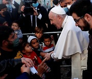 그리스 난민캠프 찾은 교황 "이주민 정치적 목적 착취 중단해야"